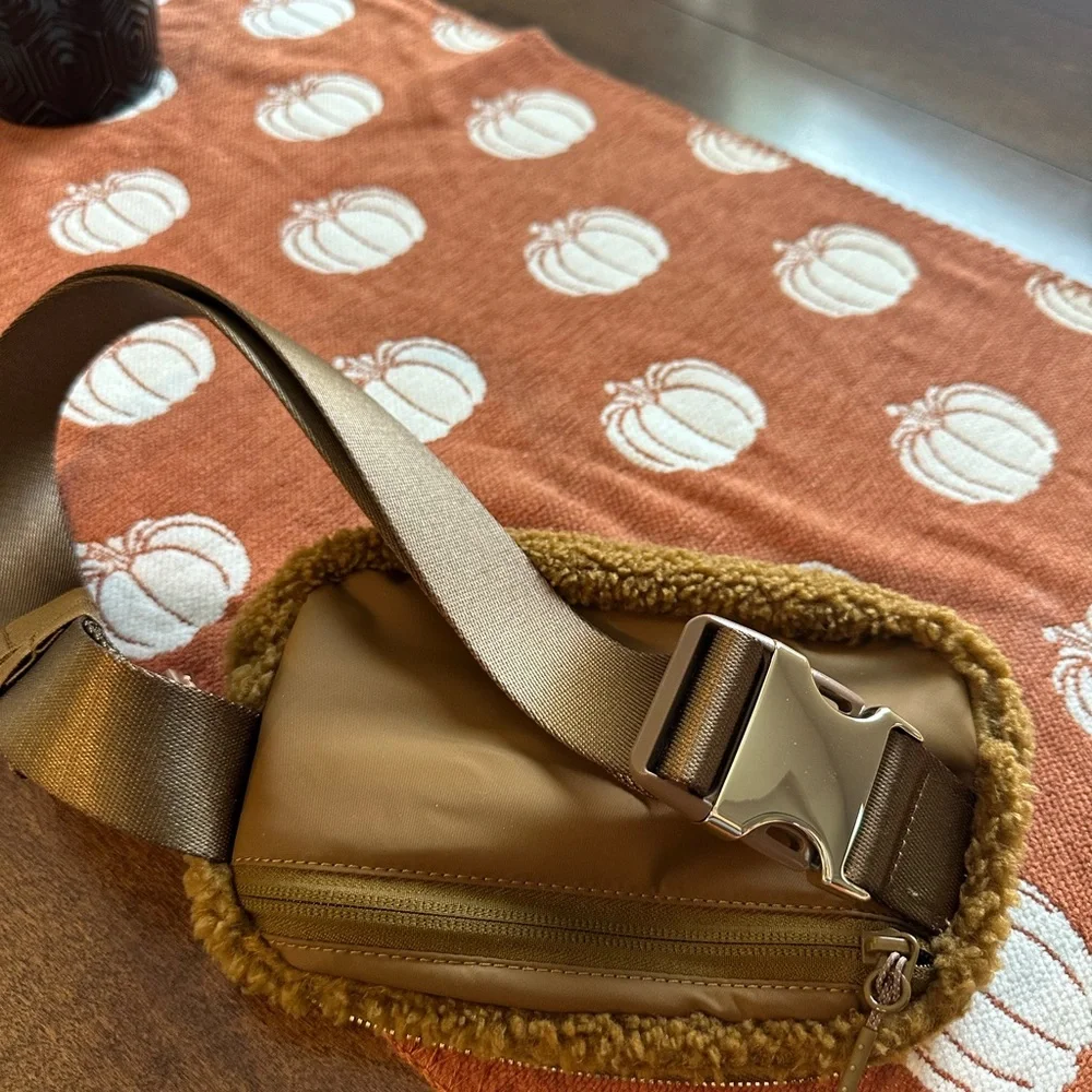 Lululemon - Picture 5 of 5